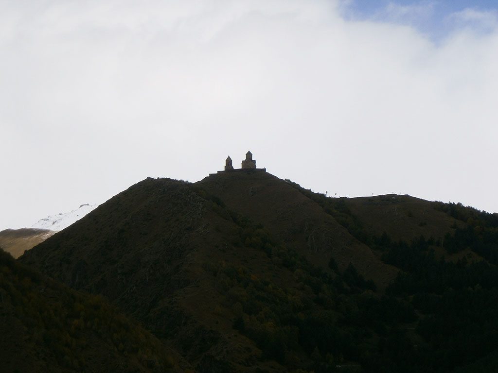 Силуэт церкви на вершине горы